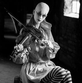The_Clown_and_the_fiddle_2BW