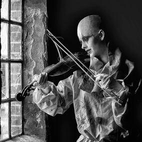 The_Clown_and_the_fiddle_1BW